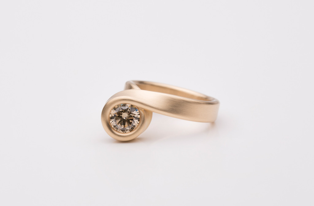 Ring aus der Kollektion <em>Wind</em>. Gold 750, brauner Diamant