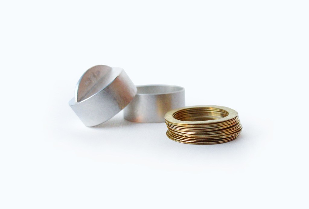 Ring mit Dose <em>Jahresringe</em>, (17 Goldringe in passender Silberdose). 750 Gold, 925 Silber.