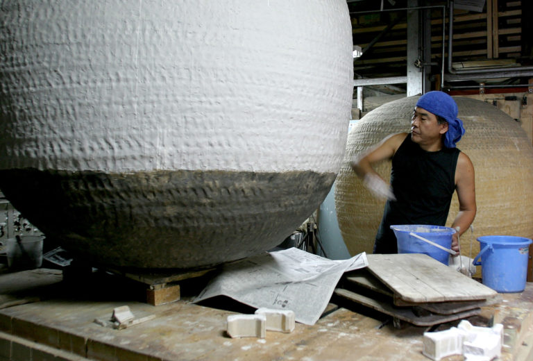 <em>Mondvase</em> nennt man solche Keramiken in Korea, die Masamichi Yoshigawa in einer riesigen Dimension realisiert hat. Foto Shigeru Murai. 