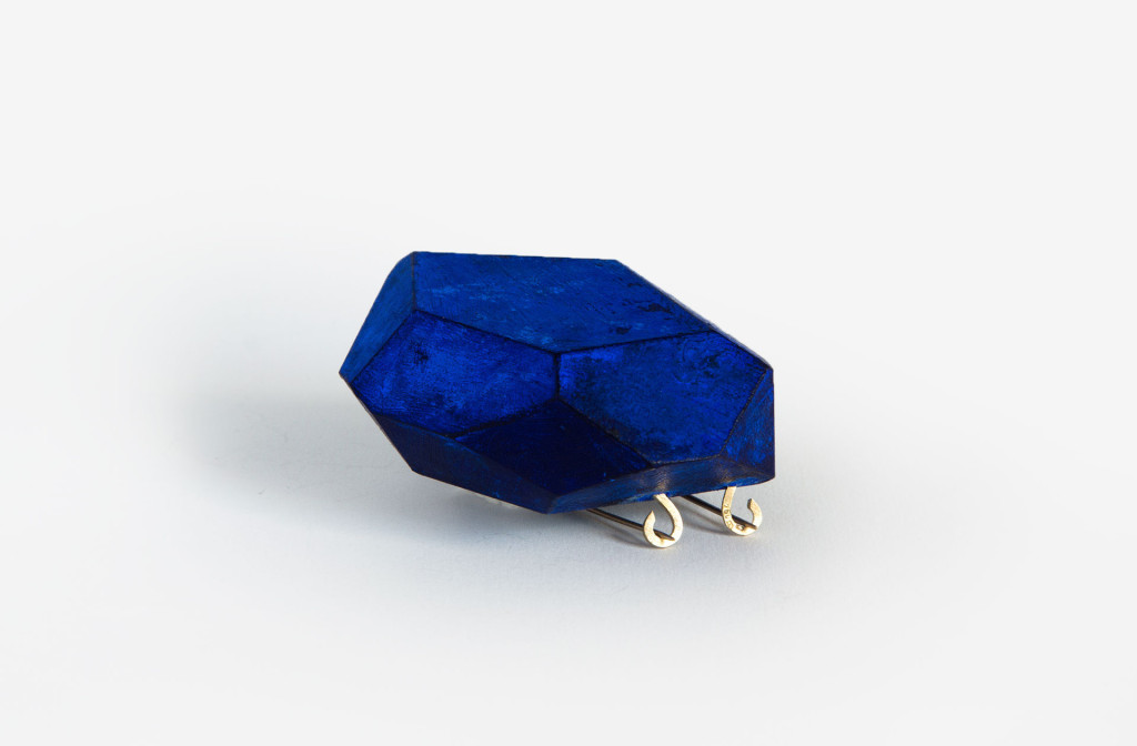 Brosche <em>Blue Velvet</em>. Gold 750, Holz, Acrylfarbe, pigmente, 7,5 × 6 × 3 cm. MJC Winner 2012