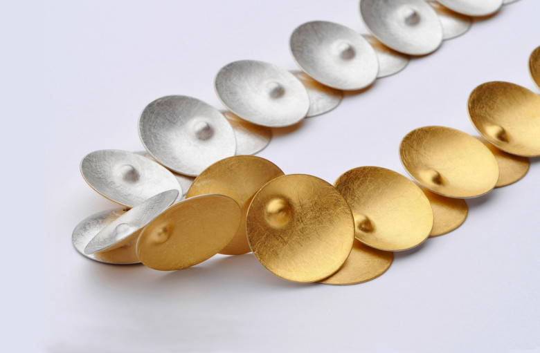 Batho Gündra, Schmuck