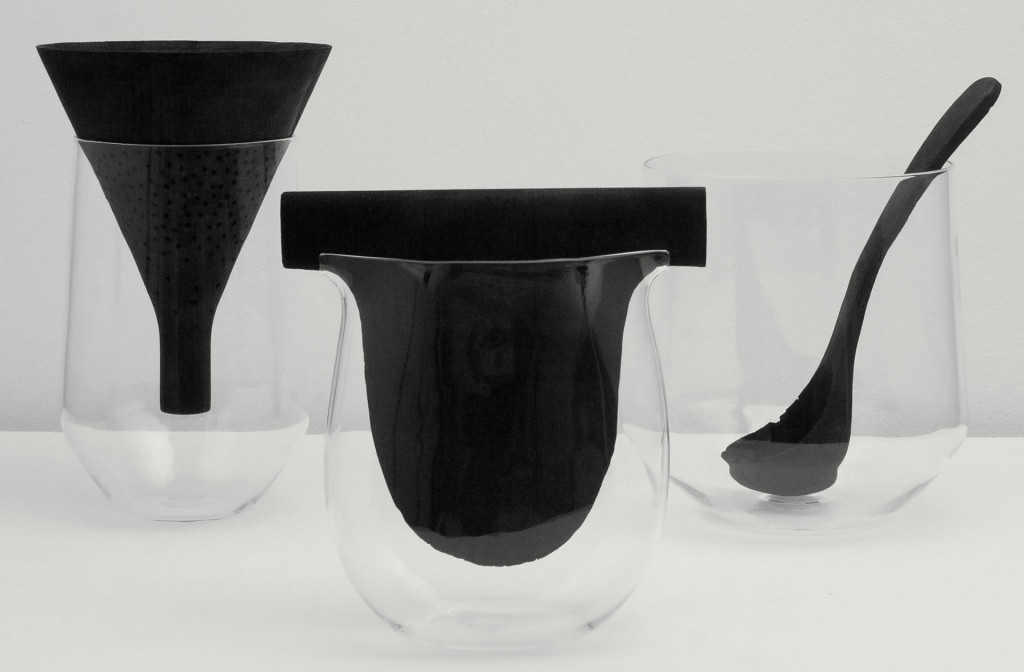 Objekte <em>Charcoal</em>, 2012. Holzkohle, mundgeblasenes Glas. Vitra Design Museum Gallerie. Photo: Luisa Zanzani.