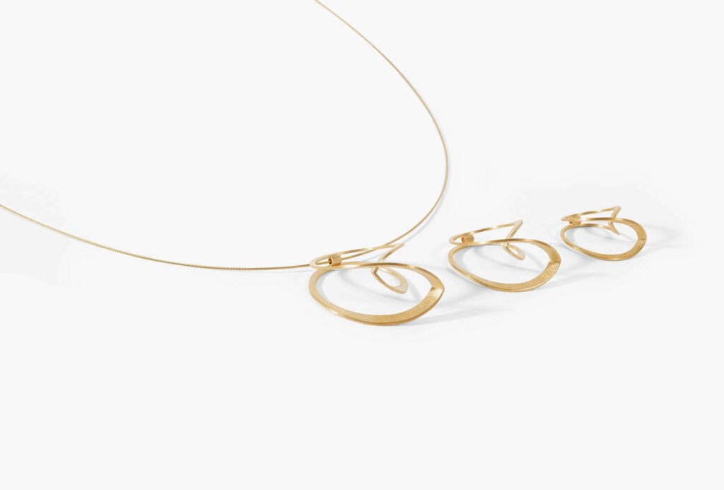 Anhänger <em>scharfe Drehung</em> aus der Serie <em>Windungen und Wendungen</em>. Silber 925, Silber 925 goldplattiert oder Gold 750. 30, 40 oder 50mm. Red Dot Design Award.