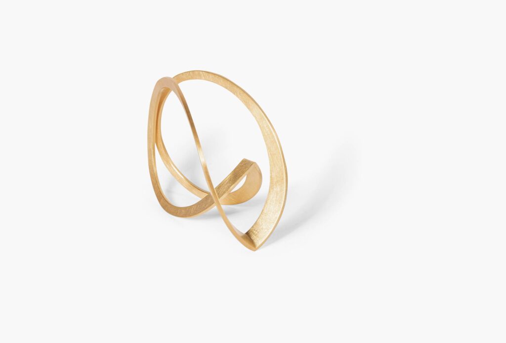 Ansteckclip <em>scharfe Drehung</em> aus der Serie <em>Windungen und Wendungen</em>. Silber 925, Silber 925 goldplattiert oder Gold 750.