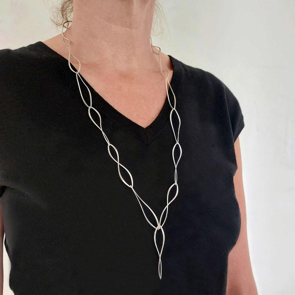 Halsschmuck <em>Wellen</em>. Sterlingsilber 925, geschmiedet.