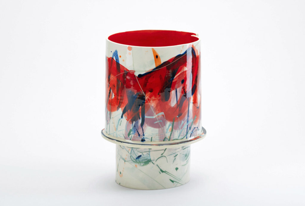 Vase <em>Capriccio</em>, 2019. Weiße Irdenware, Engoben, glasiert, Photo Christoph Kremtz.