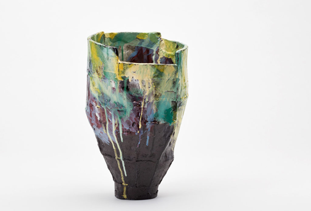 <em>Carduelis chloris</em>, Vase aus der Serie <em>Hallstattpiece</em>, 2017. Terra Nigra Ton, Engoben, glasiert, Photo Christoph Kremtz.