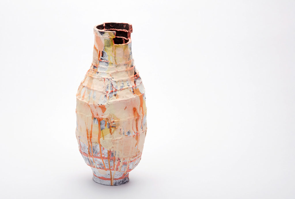 <em>Turtur</em>, Vase aus der Serie <em>Hallstattpiece</em>, 2020. Porzellan, Terra Nigra Ton, Engoben, glasiert, Photo Christoph Kremtz.