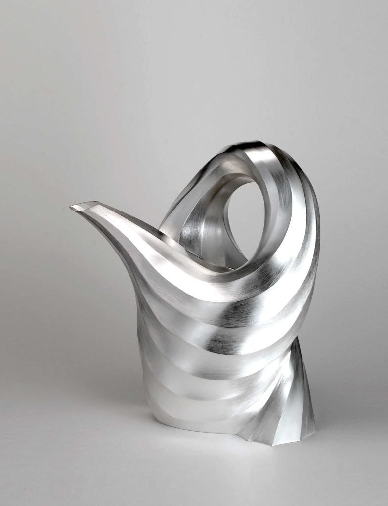 Kanne <em>Watering VIII</em>, 2019, Silber 925, 22 x 20 x 12 cm.
