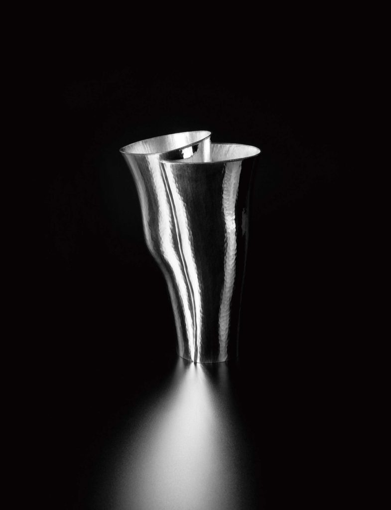 Vase <em>Leaning II</em>, 2021, Zinn, 28 x 17,5 x 10,5 cm.