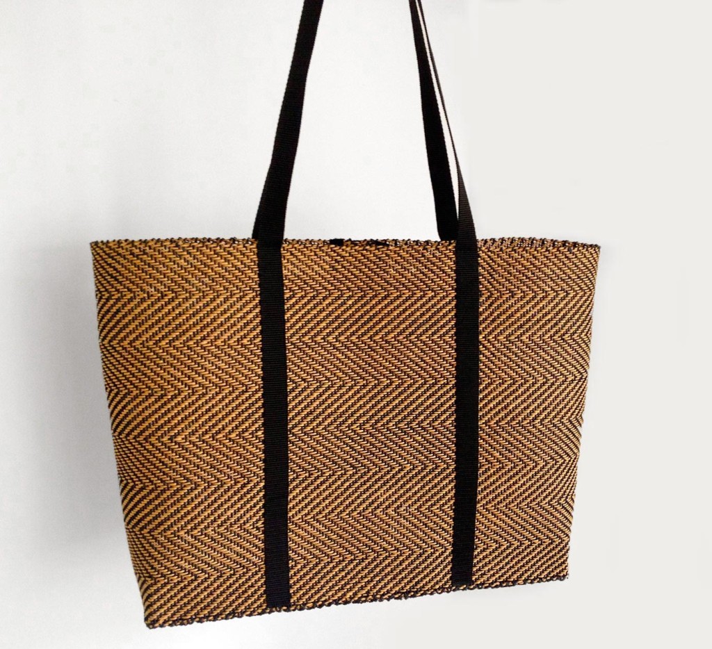 Summerbag, Papiergarn mit verschlossener Innentasche. 46 x 12 x 38 cm, ca 190 Euro
