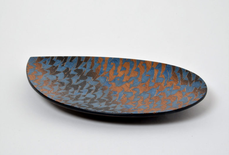 Runde Schale, spitz zulaufend mit Intarsien, blau gefärbter Ahorn und Mooreiche,  B 28 x L 38 x H 5 cm.