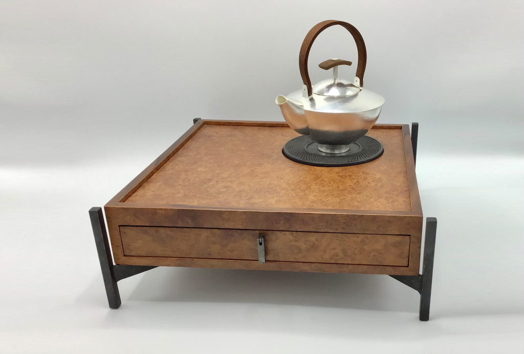 Tischaufsatz mit Schublade für Teekännchen, Bubinga-Maser, Eisen und Silber 925, B 36 x L 36 x H 12 cm.