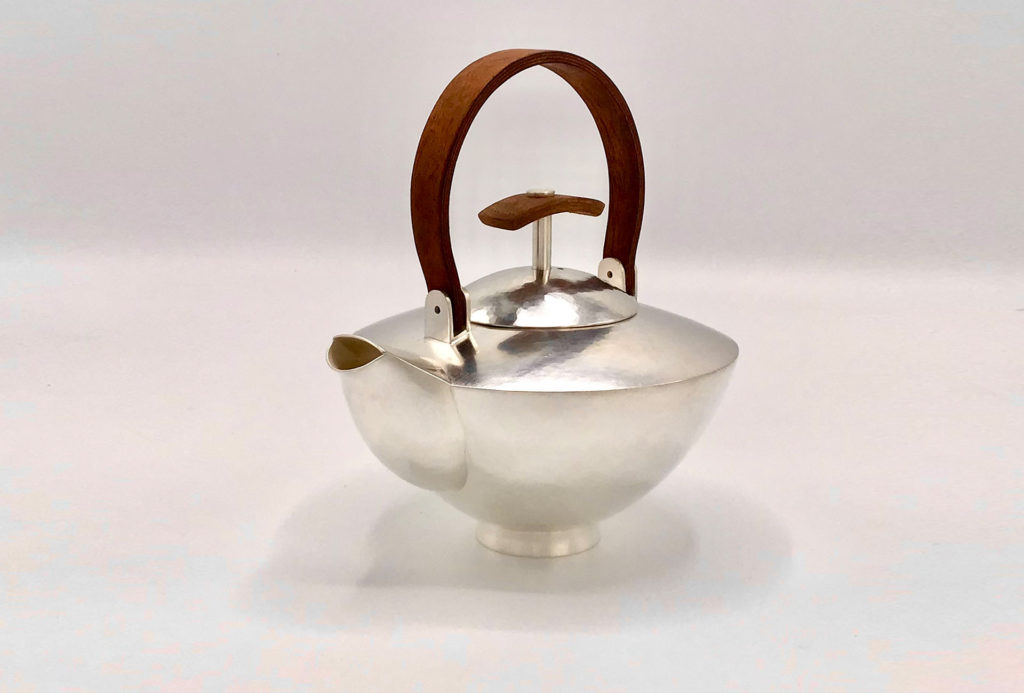 Teekännchen getrieben und montiert, Silber 925, Holzbügel aus Bubinga. D 15 cm, H (mit Henkel) 17 cm.