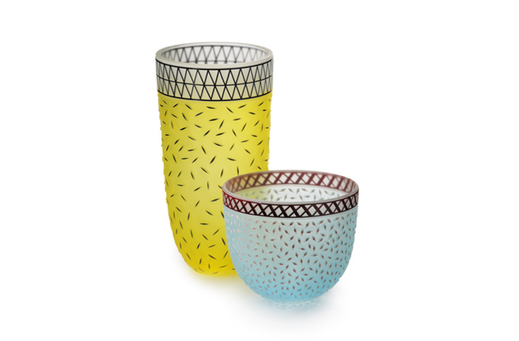 Vase und Schale. Überfangglas, sandgestrahlt, Glasemaillemalerei. Vase H 20 cm und Schale H 10 cm. D&CC Winner 2011.