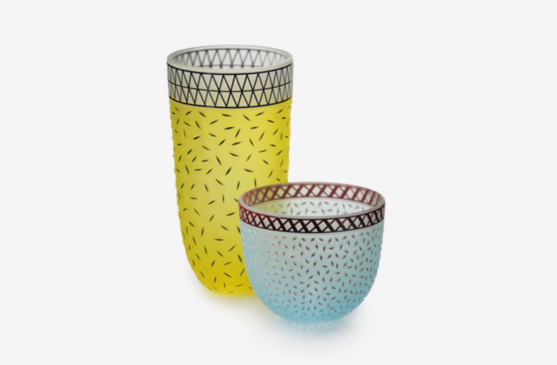 Vase und Schale. Überfangglas, sandgestrahlt, Glasemaillemalerei. Vase H 20 cm und Schale H 10 cm. D&CC Winner 2011.