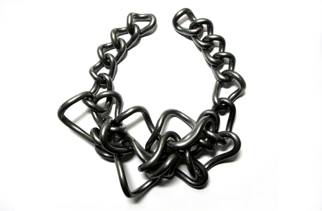 <em>Twisted Chain no. 1</em>. Oxidiertes Silber, hohl aufgebaut. MJC Winner 2012.