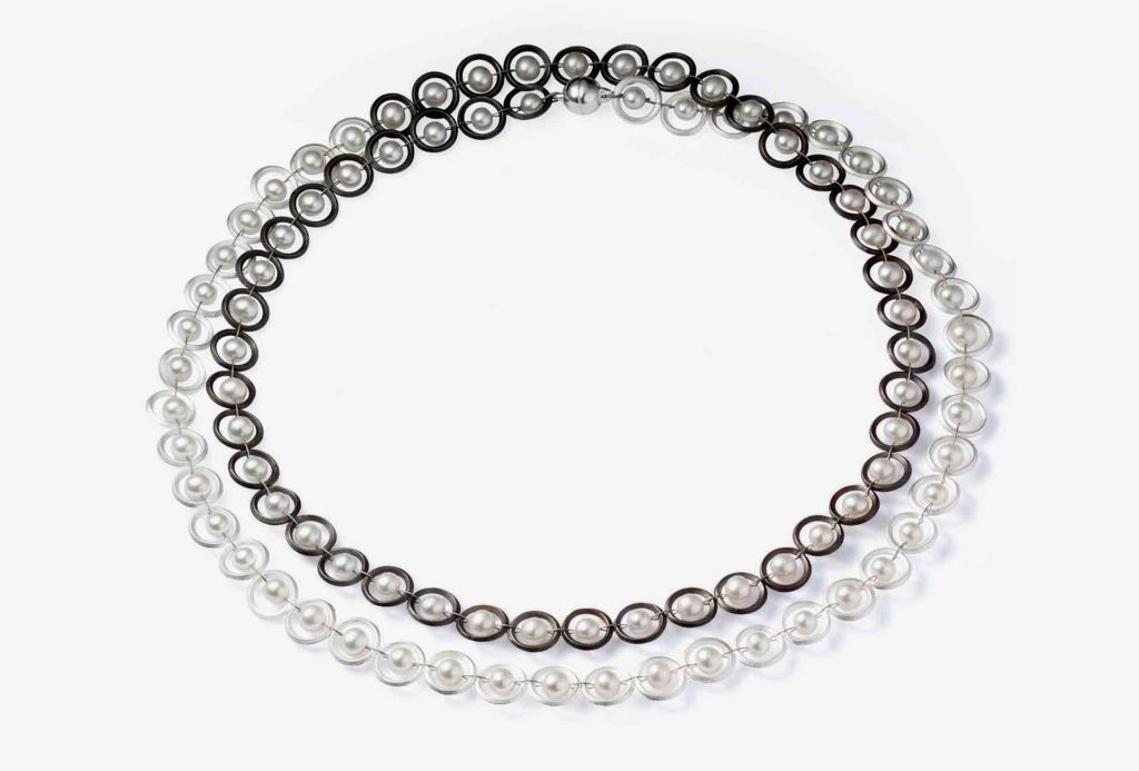 <em>Perlreihenkette</em>. 925er Silber, schwarz rhodiniert, weiße Süßwasserperlen, Edelstahl.