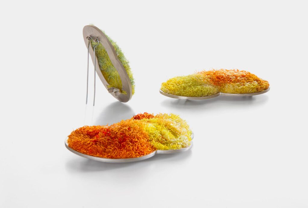 <em>Wolkenbroschen</em>, Silber, Textil, getuftet.