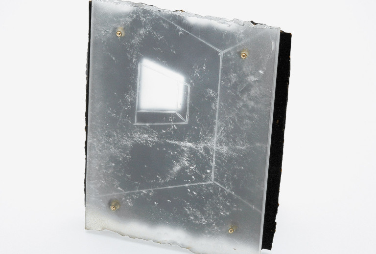 Renzo Pasquale, Brosche <em>Finestra</em>, 2008, Bergkristall, Keramik, Gold. 67 x 53 x 13 mm. Photo Wowe.