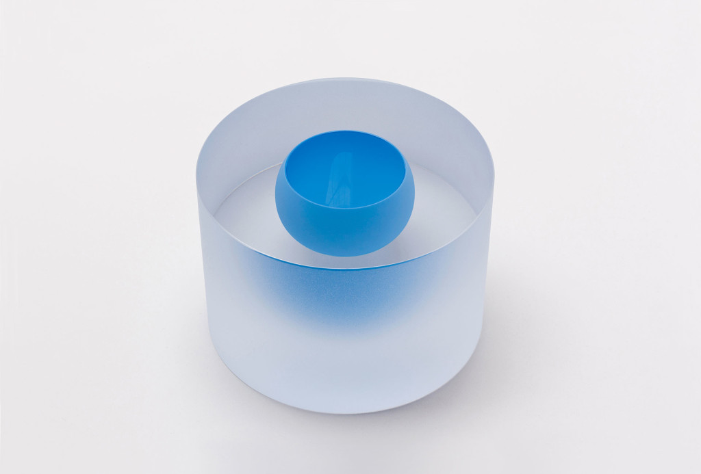 Matter Zylinder mit azurblauer schwebender Schale, 2014. Glas, H 12 x Ø 17 cm. Photo Stuart McIntyre