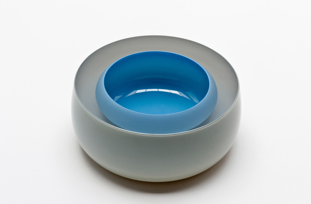 Warmgraue und azurblaue Schale. Glas, 11 x Ø 26 cm. Photo Stuart McIntyre