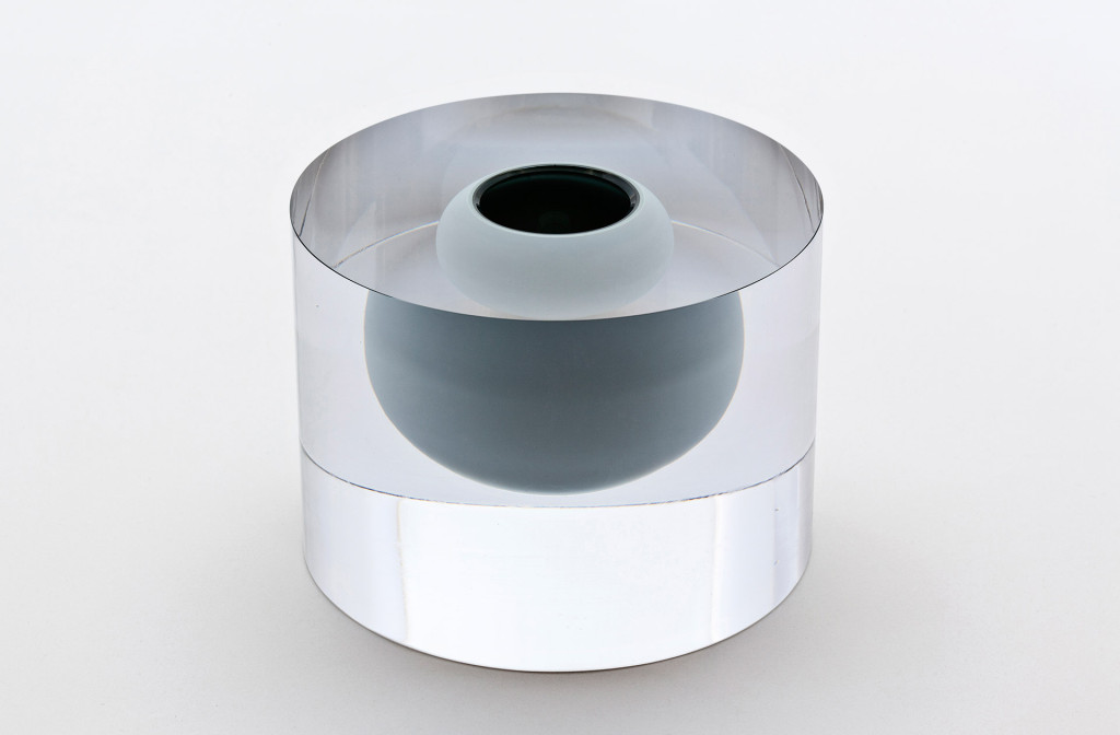 Zylinder mit schwebender grauer Schale. Glas, 13 x Ø 17 cm. Photo Stuart McIntyre
