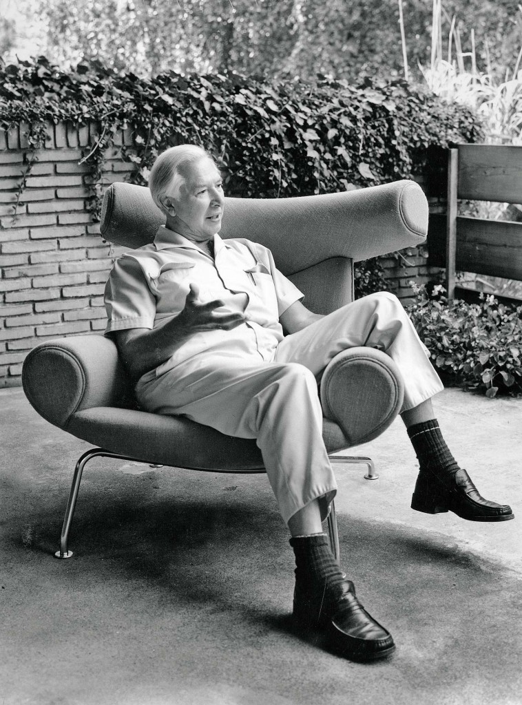 Hans J. Wegner im <em>AP 46 Ox Chair</em>, 1960.