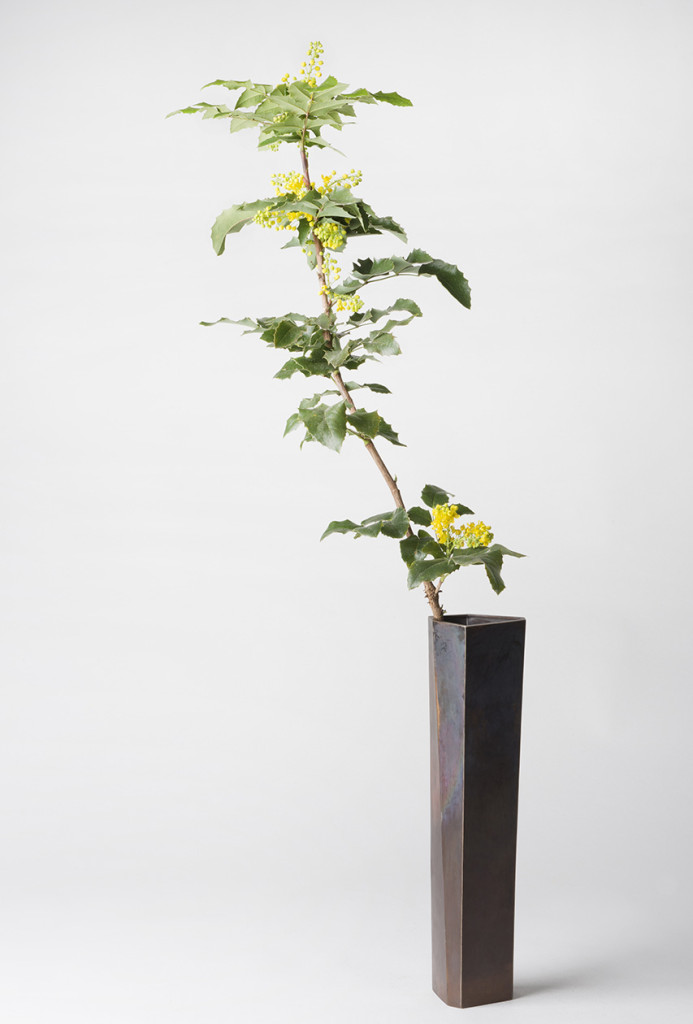 Vase <em>Basalta</em>, 2014. Tombak, 36 × 6,8 × 9 cm.