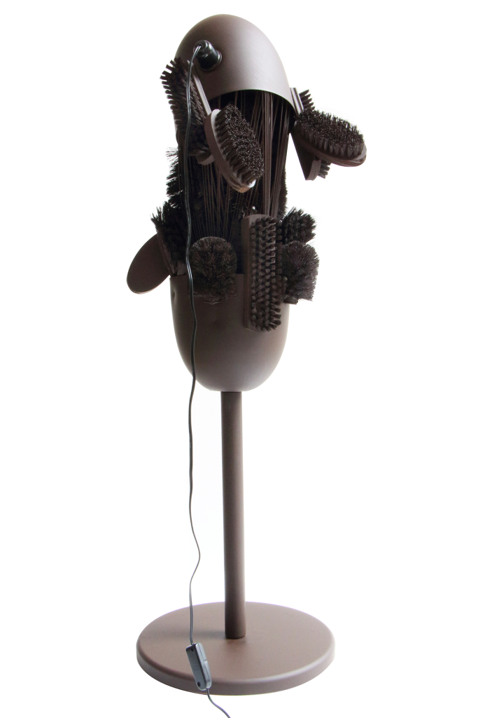 Rodrigo Almeida, <em>Servant Lamp</em>, 2013. Stahl, Holz, Plastic. Photo Studio Rodrigo Almeida.