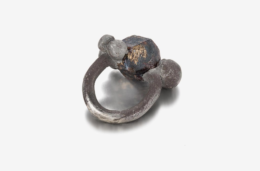 Gabi Veit, besondere Erwähnung. Ring <em>Rosengarten</em>, 2012-2013. Silber 925 oxidiert, Granat.