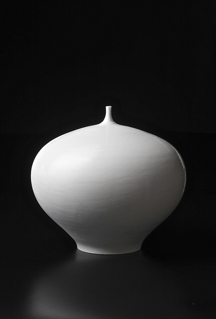 Gefäß <em>Moon of White</em>, 2013. Porzellan, 31 × 31 × 31 cm.
