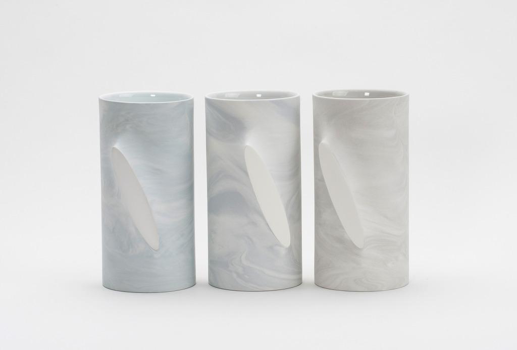 Gefäße <em>Re-Formed</em>, 2014. Weißes Porzellan, Schlickerguss, durchsichtige Glasur, je 9 × 18 cm