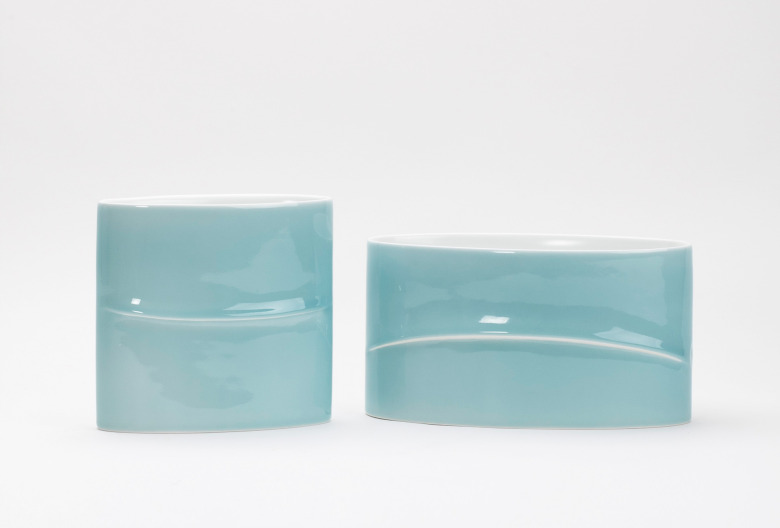 Gefäße <em>Line for Ellipse</em>, 2013. Weißes Porzellan, Schlickerguss, durchsichtige und matte Glasur, 26,5 × 13 × 14 cm und 19 × 8 × 18 cm