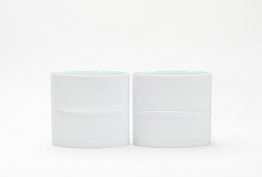 Gefäße <em>Line for Ellipse</em>, 2014. Weißes Porzellan, Schlickerguss, 19 × 8 × 18 cm beide