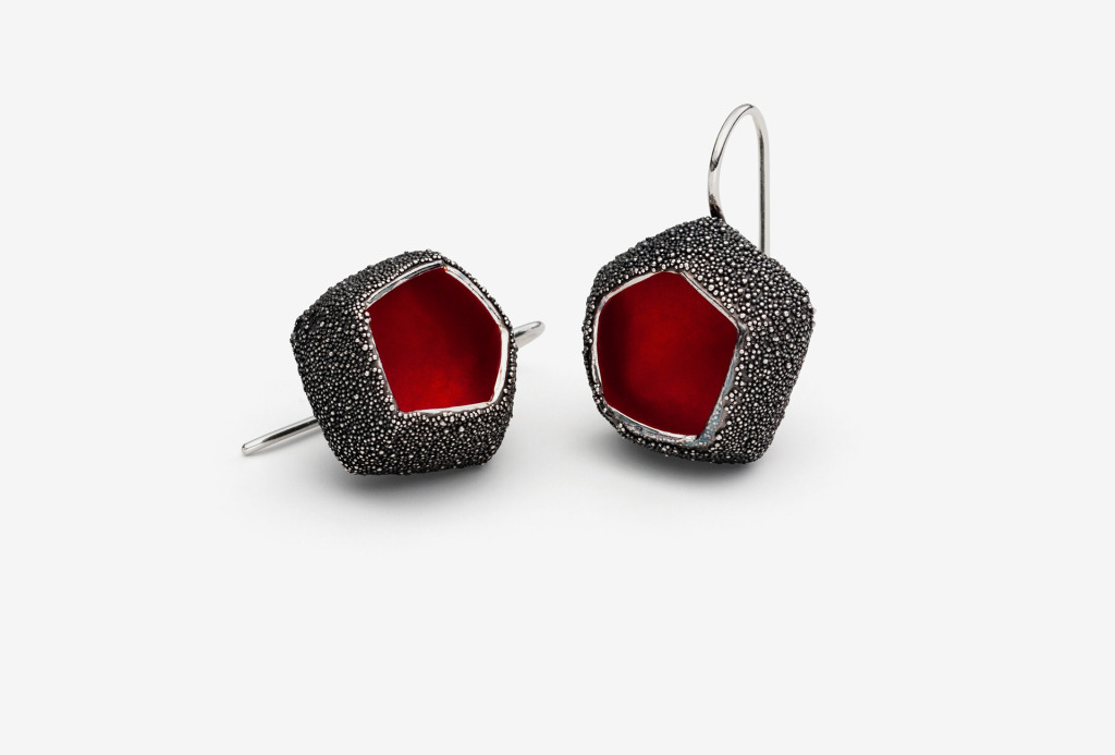 Ohrhänger <em>Schneebecherlinge</em>. Silber geschwärzt, roter Kunststoff, 290 €.