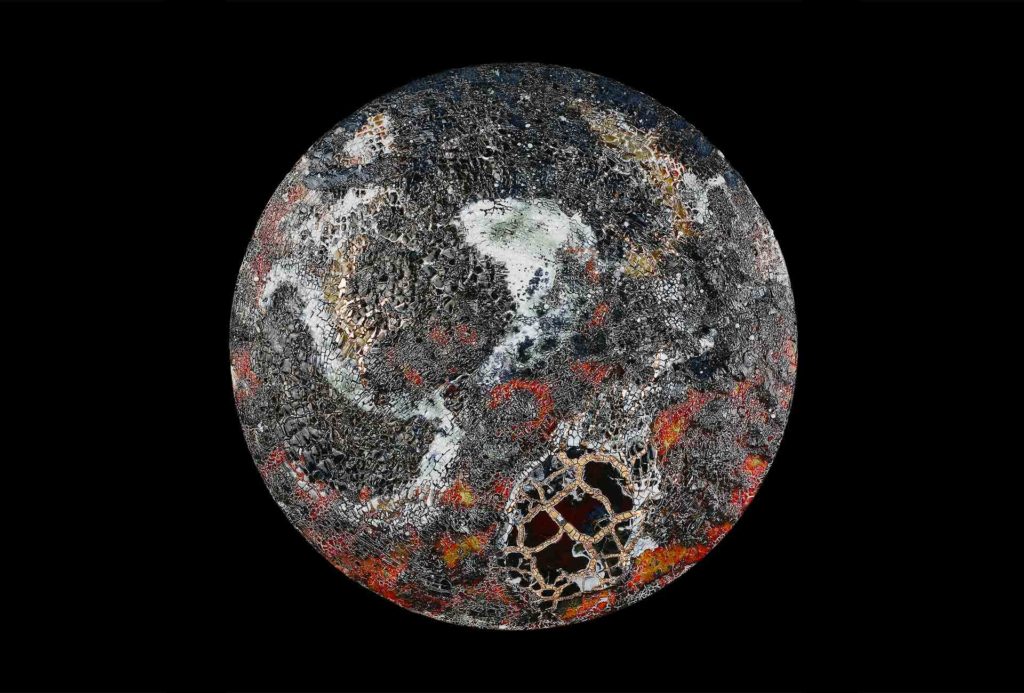 <em>Outer Space 01</em>, mehrfach geschichtetes und glasiertes Porzellan auf Cordierit, Ø 55 cm, drehbar