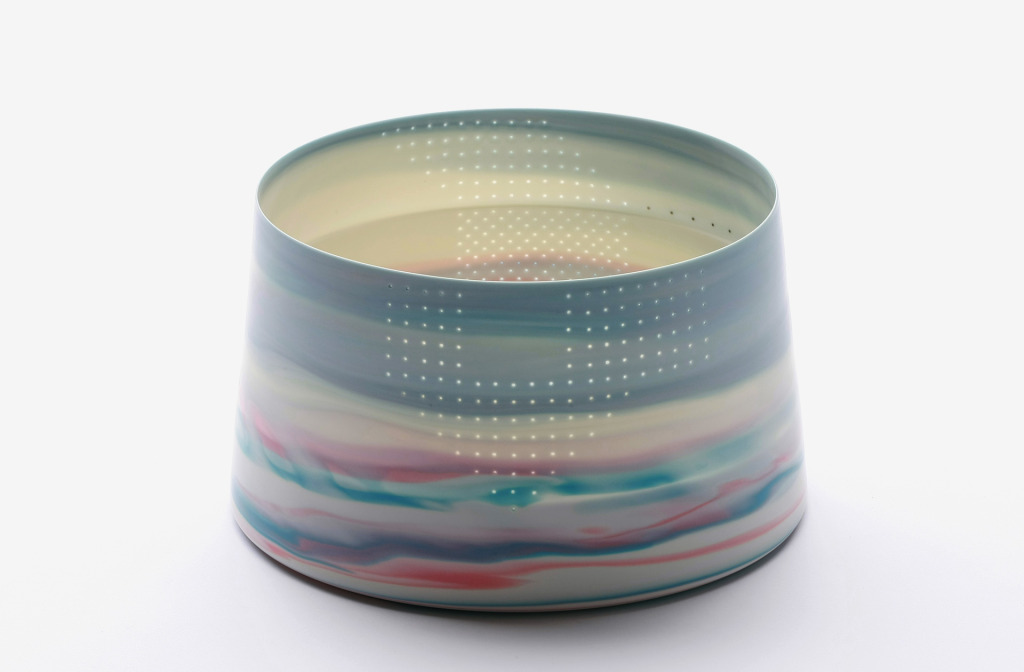 Schale <em>Shadowed Color Cylinder</em>, 2014. Porzellan, 19 × 11,5 cm.