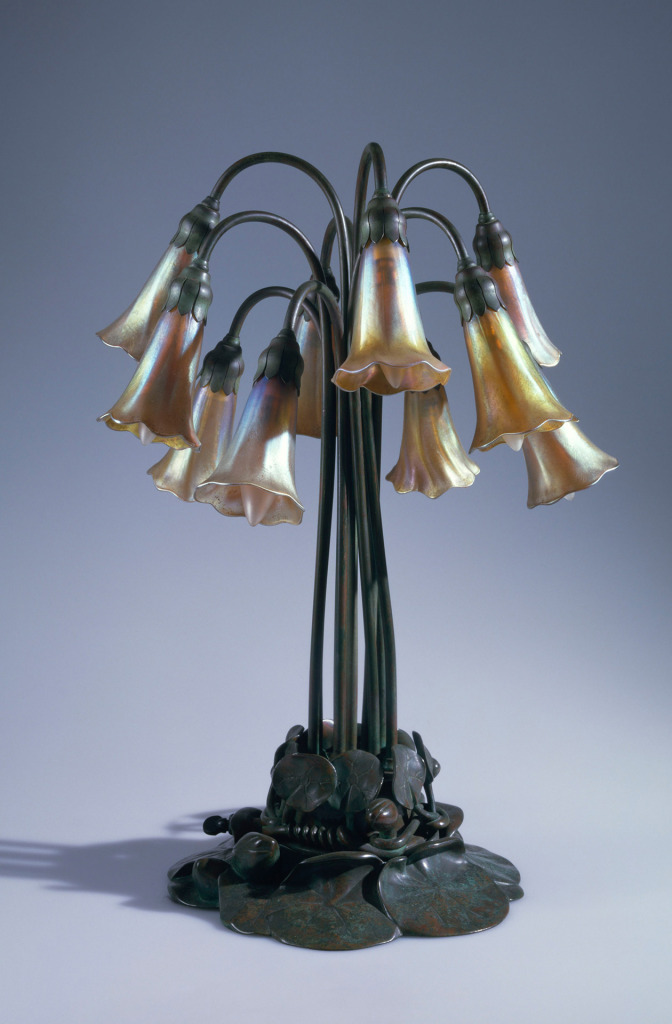 Louis Comfort Tiffany, Lily Cluster Lamp, Tischleuchte, 1902. Glas, Bronze. Museum für Gestaltung Zürich, Kunstgewerbesammlung. Foto Museum für Gestaltung Zürich, M.Perez © ZHdK.