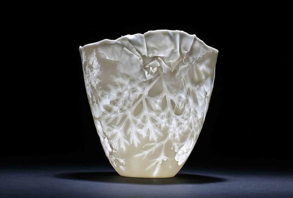 <em>Lumos L-U</em>, Porzellan, unikat gegossene Materialmixlithophanie 13×14 cm
