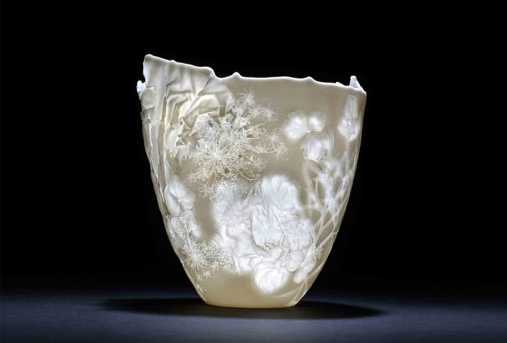 <em>Lumos L-U</em>, Porzellan, unikat gegossene Materialmixlithophanie 13×14 cm