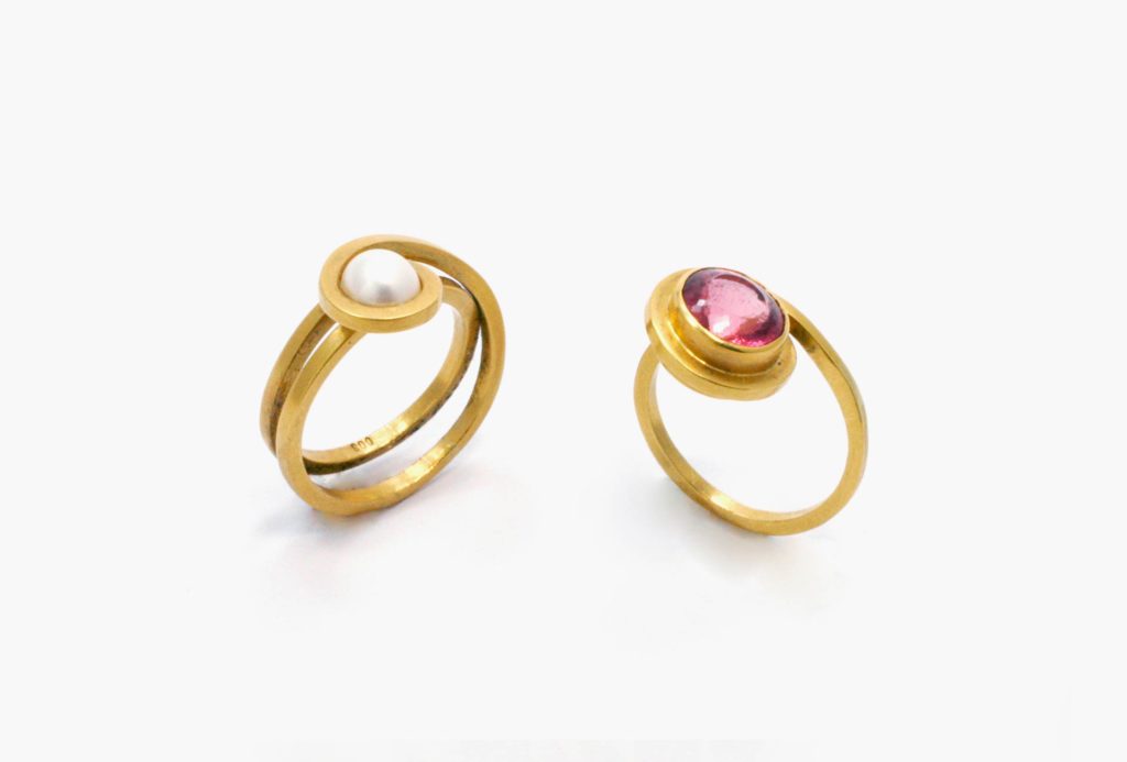 Ringe <em>Curl</em>. 18 carat Gold, Süßwasserperle, pink Turmalin.