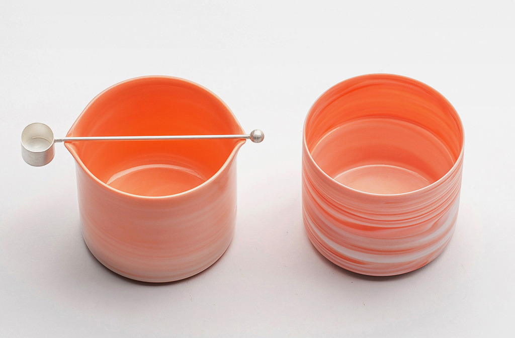 Becher <em>Shadowed color Cup</em>. Porzellan, 7,2 × 6,3.