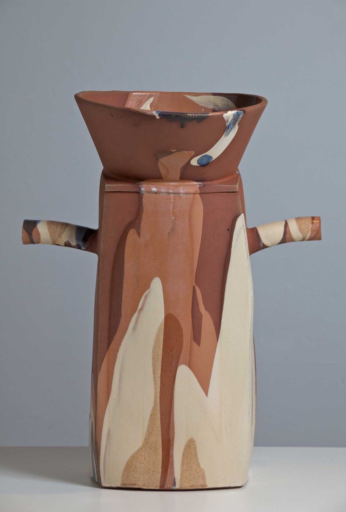 Alison Britton, <em>Chute</em>, 2012. Rotes Steingut, Engobe,  Glasur, 54 × 41 × 27 cm.