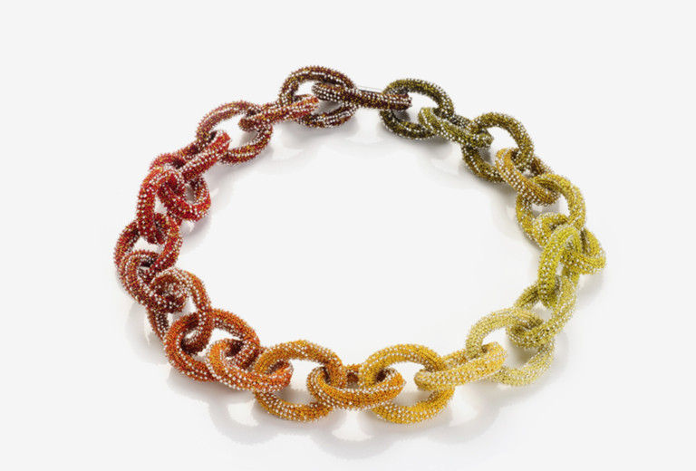 <em>Ringerlkette</em>, 2013. Glasperlen, Polyesterfaden. 50 cm