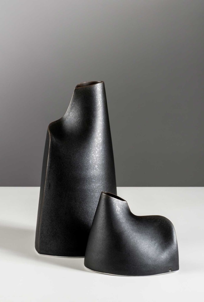Sara Flynn, <em>Esker Vessels</em> (Esker-Gefäße), 2014. Porzellan, Glasur, H 29,5 und 15 cm.
