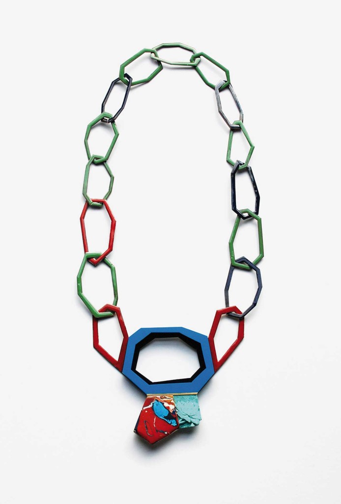 Danni Schwaag, Halskette <em>Polygon</em> aus der Serie <em>L’art pour l’art</em>, 2013. Emaille auf Kupfer, Gold, Silber, Acrylfarbe und weitere Materialien, Mittelteil 12 × 10 cm, Länge 60 cm.