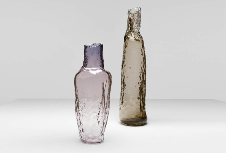 Zwei Flaschenvasen, 2016. Glas, mundgeblasen, 56 × 18 cm und 70 × 17 cm