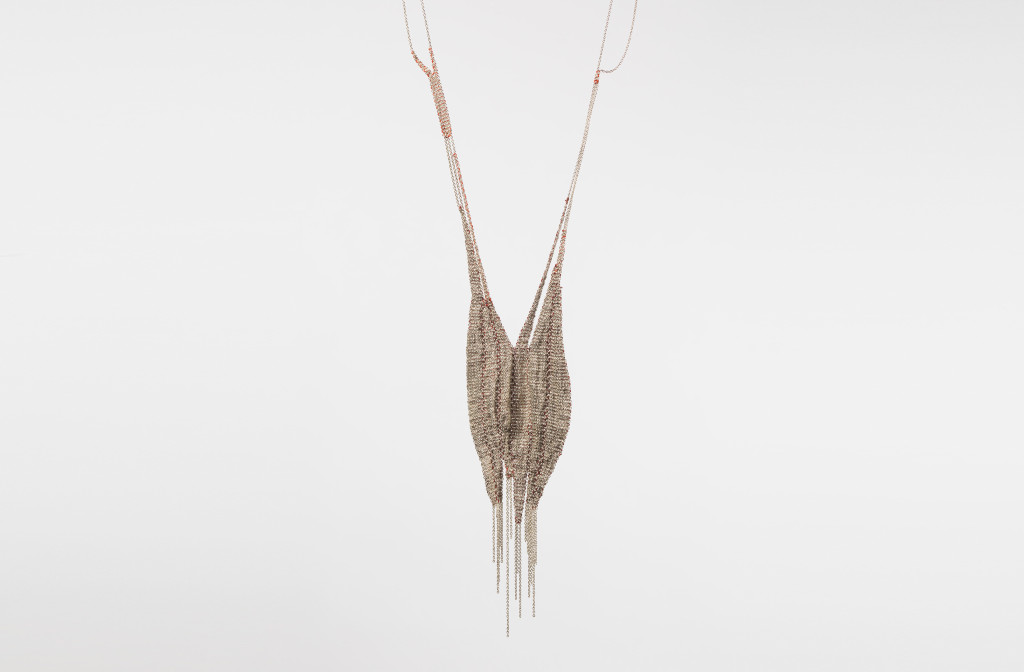 Halskette <em>Together</em> [Zusammen], 2015. Silber, Seide. Foto Dries Van der Brande.