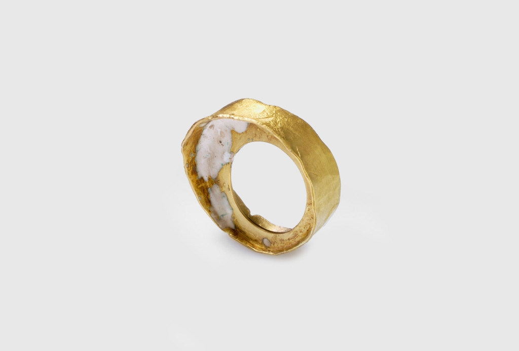 Ring <em>f8</em>. Gold, Emaille